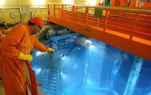 Công nhân rơi xuống khoang nước trong lò hạt nhân, uống phải thứ nguy hiểm: Kết quả đo đáng sợ