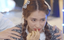 Chuyện gì khiến Hòa Minzy phải chống nạng, ngồi xe lăn?