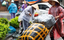 Người Hà Nội vất vả mưu sinh trong ngày mưa phùn, gió lạnh tăng cường