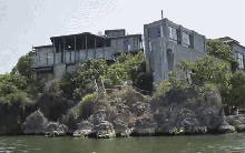 Nữ nghệ sĩ 30 năm không ăn cơm sở hữu biệt thự "cung trăng - mặt trời" đẹp nhất thế gian