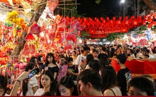 Biển người chen chân trên phố Hàng Mã đón Trung thu sớm