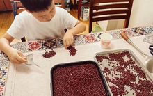 Cô giáo giao bài tập đếm 10.000 hạt đậu, cả nhà thức xuyên đêm giúp con, ai dè sáng hôm sau con bị phê bình trước lớp