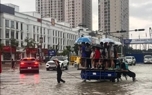 Sở GD&ĐT Hà Nội thông báo khẩn ứng phó bão Matmo: Học sinh lỡ đến trường sẽ thế nào?