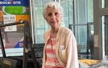 Sau khi rút tiền từ nhiều sổ tiết kiệm rồi chuyển khoản để mua vàng miếng, bà cụ U90 phát hiện bị lừa, liền đâm đơn kiện ngân hàng