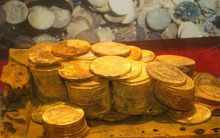 Đem 5 ký vàng của bà nội đi giám định sau tang lễ, cháu trai chết lặng trước kho báu