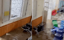 Clip: Lũ lụt ập vào bệnh viện tại Sơn La do ảnh hưởng bão Matmo, nhân viên y tế vật lộn giữa dòng nước