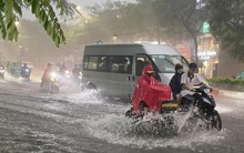 Nóng: Hà Nội xảy ra mưa dông ở nhiều nơi, cảnh báo ngập ở hàng loạt tuyến phố