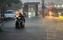 Mưa suốt đêm, nhiều trường ở Hà Nội cho học sinh nghỉ sáng nay