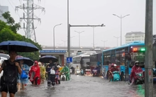 Mưa vượt công suất thoát nước, hồ Hoàn Kiếm nước dâng gần ngưỡng 8m