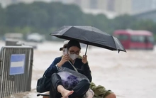 CẬP NHẬT: 54 điểm ngập sâu ở Hà Nội, người dân di chuyển bằng thuyền ở Mỹ Đình