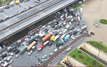 Hà Nội mưa lớn, Đại lộ Thăng Long ngập gần nửa mét, giao thông tê liệt kéo dài