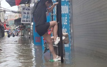 VIDEO: Trong nhà ngập sâu, người dân Phú Đô phải đu thang thoát ra ngoài