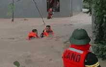 Gia đình 5 người gặp nguy hiểm trong dòng nước lũ, công an Bắc Ninh nhận tin báo khẩn cấp