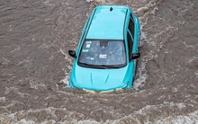 Hà Nội còn 23 tuyến đường úng ngập, có nơi sâu tới 1m, xe không thể lưu thông