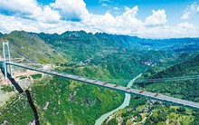 Trung Quốc xây cầu hơn 7.400 tỷ đồng bắc ngang qua “vết nứt của Trái đất”: Tích hợp cả khu du lịch trên không, du khách được ngồi uống cà phê ở độ cao hơn 600m