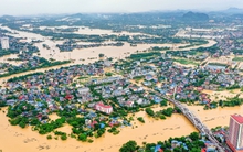 Phố trung tâm Thái Nguyên chìm trong biển nước, có nơi ngập gần nóc nhà