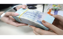 Lương tháng 13 triệu đồng nhưng kế toán chuyển khoản nhầm 4,5 tỷ, bị kiện thì tòa án phán không cần trả lại, nam nhân viên trúng lớn