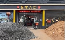 Thấy siêu thị đông khách, chủ mặt bằng tăng giá tiền thuê từ 629 triệu lên 1,6 tỷ đồng/năm, bị từ chối thì đổ đá, cát chặn trước cửa: “Không đồng ý tôi lại đổ thêm”