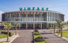 Lãnh đạo Thế giới di động (MWG) thăm nhà máy VinFast, chuẩn bị "biến" chuỗi cửa hàng thành hàng nghìn trạm sạc và đổi pin xe điện