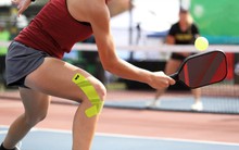 Người phụ nữ ở Hà Nội suýt tàn phế vì đánh pickleball và chơi thể thao quá chăm