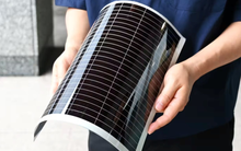Nhật Bản sắp tạo ra các tấm pin mặt trời siêu mỏng, có thể bẻ cong, dán hàng loạt lên tường, mái nhà