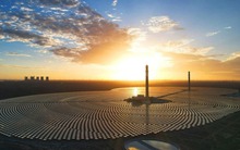 Chỉ có thể là Trung Quốc: Đưa công nghệ từng thất bại tại Mỹ lên tầm cao mới, lắp 27.000 tấm gương ‘đuổi theo’ mặt trời, giam nhiệt vào tháp cao 200 mét, phát điện ngày lẫn đêm