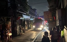 Ngọn lửa trùm kho phế liệu trong khu dân cư, người dân hoảng loạn tháo chạy