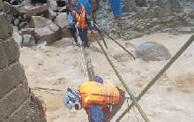 Hồi hộp cảnh nữ giáo viên mang thai sắp sinh ở Đà Nẵng vượt lũ dữ đến cơ sở y tế