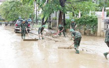 Hơn 8.000 người dọn 'núi bùn' bủa vây TP Huế sau trận 'đại hồng thuỷ'