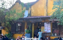 Phố cổ Hội An sạch tinh tươm, du khách tấp nập sau bão