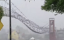 VIDEO: Cầu rung lắc dữ dội trong siêu bão Fung-wong ở Philippines