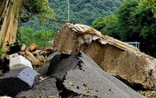 Mưa lớn gây sạt lở, Đà Nẵng tạm phong tỏa đường lên bán đảo Sơn Trà
