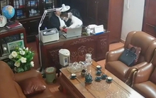 Người đàn ông "thân mật" với nhiều phụ nữ: Chủ tịch Hội đồng trường là gì?