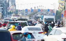 Hà Nội: Ùn tắc kéo dài tại các lối lên Cầu Vĩnh Tuy giờ cao điểm sáng