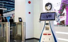 Kỳ lạ phòng giao dịch vắng vẻ nhưng dày đặc camera an ninh, nhân viên ngân hàng chưa một lần đi làm muộn, vui vẻ làm việc liên tục