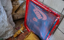 Đột kích một trung tâm mua sắm sầm uất, cảnh sát thu giữ loạt sản phẩm nhái thương hiệu Nike, Puma, quần áo, máy khâu,... số lượng lớn, tổng giá trị hơn 14 tỷ đồng