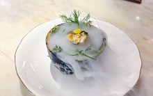 Ẩm thực cao cấp của Việt Nam là như thế nào? Khách Tây nếm thử 12 món của nhà hàng "ngon nhất đất nước"