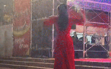 Trình của nữ ca sĩ đắt show bậc nhất: Hát dưới mưa rào rét run, miệng thở ra khói mà giọng vẫn cực nét