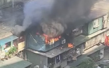 Cháy căn hộ khu tập thể cũ ở Hà Nội, khói lửa bốc ngùn ngụt