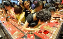 Khách vừa chi 4 tỷ đồng mua vàng xong thì giá tăng mạnh, cửa hàng trì hoãn không chịu giao, tòa phán quyết: 1 bên phải trả thêm 578 triệu đồng