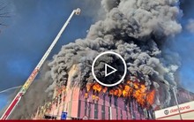 Ngọn lửa khổng lồ nuốt chửng kho hàng thời trang Hàn Quốc