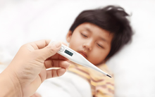 Phát hiện con bị cúm A: 3 bước cha mẹ cần LÀM NGAY trong 24h để chặn lây lan và tránh biến chứng!