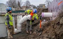 Khảo sát cho thấy Gen Z thích làm công nhân thay vì học ĐH: Phí học nghề thấp, lương cao hơn "bàn giấy" và ít bị thay thế bởi AI