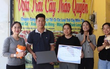 Đại diện Tổng cục Du lịch Hàn Quốc tri ân người đàn ông bán trái cây ở Phú Quốc