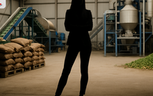 Siêu mẫu Việt làm Tổng Giám đốc công ty xuất khẩu, đưa 1,5 tấn chanh leo sang Úc, bán hàng nghìn sản phẩm cà phê trên Amazon