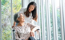 Người phụ nữ nghỉ việc, chăm mẹ bị liệt suốt 12 năm nhưng khi phát hiện di chúc chỉ có tên em trai lại khẳng định: "Tôi không phản đối"