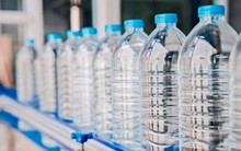 Đột kích một nhà kho, công an triệt phá đường dây sản xuất nước lọc giả quy mô lớn - chủ sở hữu là con trai Cựu Chủ tịch Hội đồng thành phố