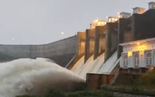 Clip: Nhiều hồ chứa ở Khánh Hòa xả lũ thêm 5 ngày, cảnh báo có nơi ngập 2m