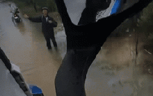 Cha già lội nước, xin xe tải cho con quá giang lên thành phố đi học: Câu trả lời hút triệu view!