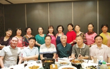 Đi họp lớp, các bạn được đại gia tặng quà 10 triệu đồng, trả hết hoá đơn: Không ngờ tôi vắng mặt bỗng thành “người may mắn nhất”